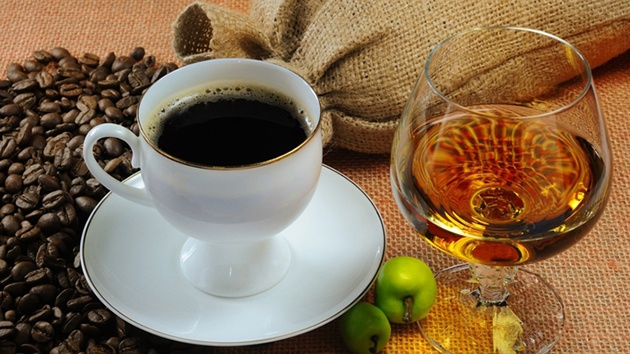 ỏ thói quen uống rượu và Caffeine
